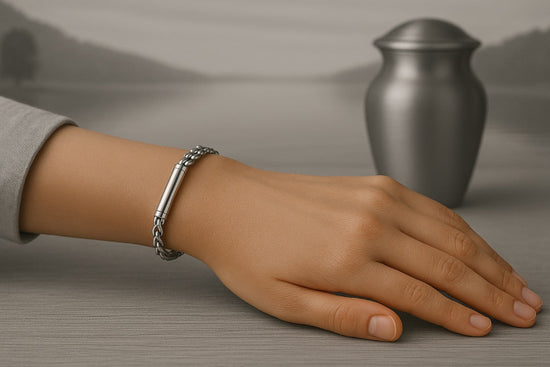 Bracelet commémoratif porté au poignet avec urne en arrière-plan dans un univers sobre et apaisant