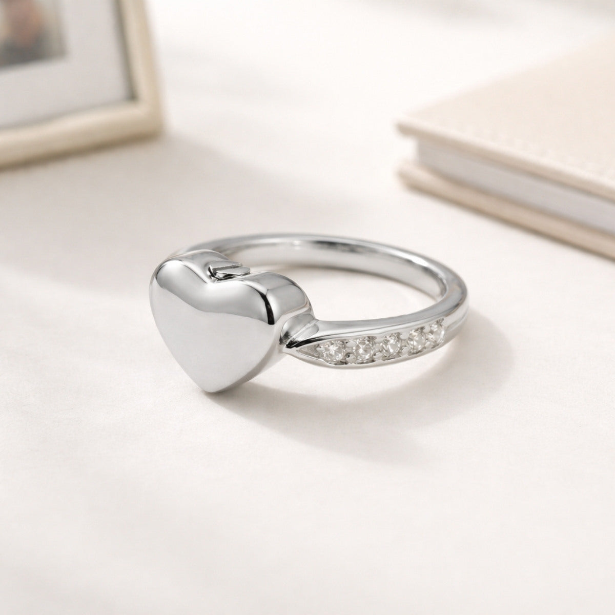 Bague Cœur du Souvenir urne argenté présentée dans une ambiance claire et élégante