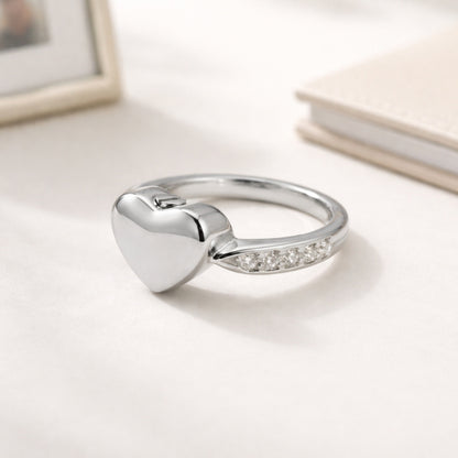 Bague Cœur du Souvenir urne argenté présentée dans une ambiance claire et élégante