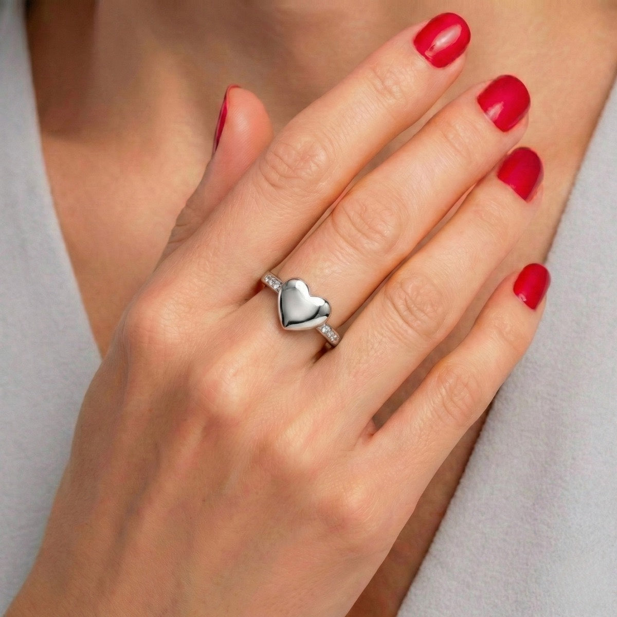 Bague Cœur du Souvenir urne argenté portée à la main, bijou discret symbole d’amour et de mémoire