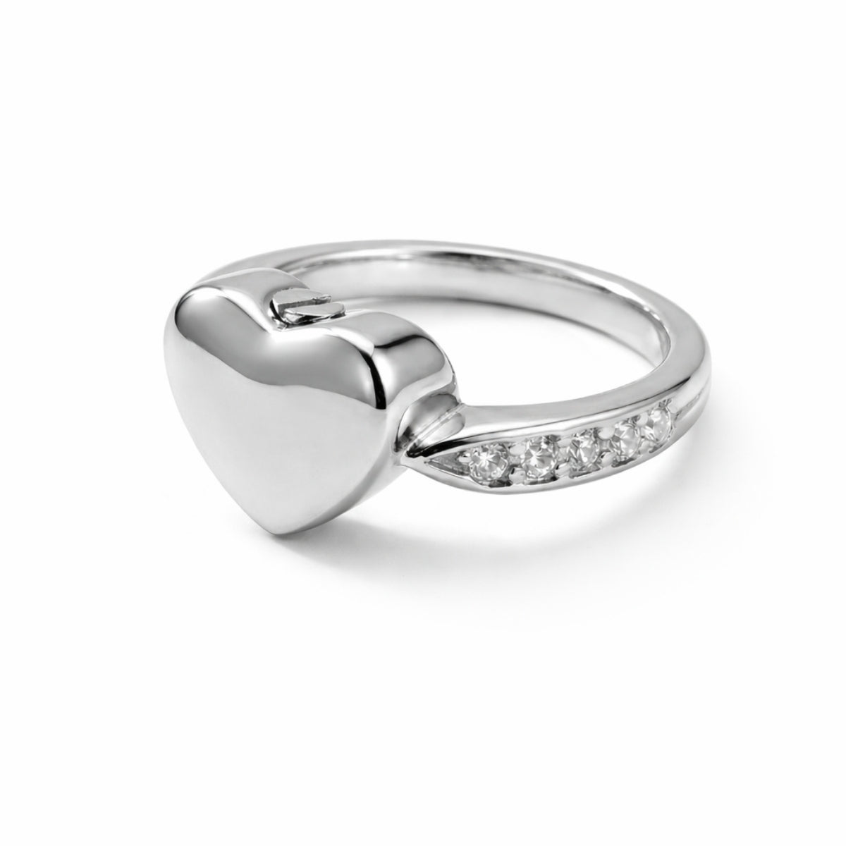 Vue 3/4 de la Bague Cœur du Souvenir urne argenté avec design cœur et finition polie