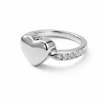 Vue 3/4 de la Bague Cœur du Souvenir urne argenté avec design cœur et finition polie