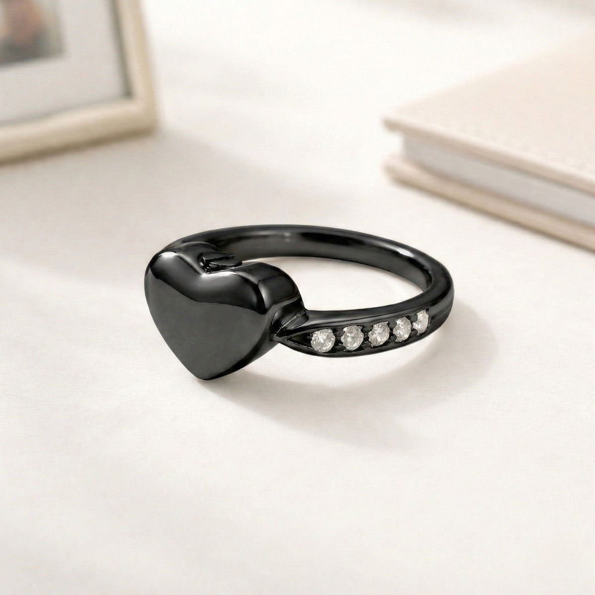 Bague Cœur du Souvenir urne noir présentée dans une ambiance claire et élégante