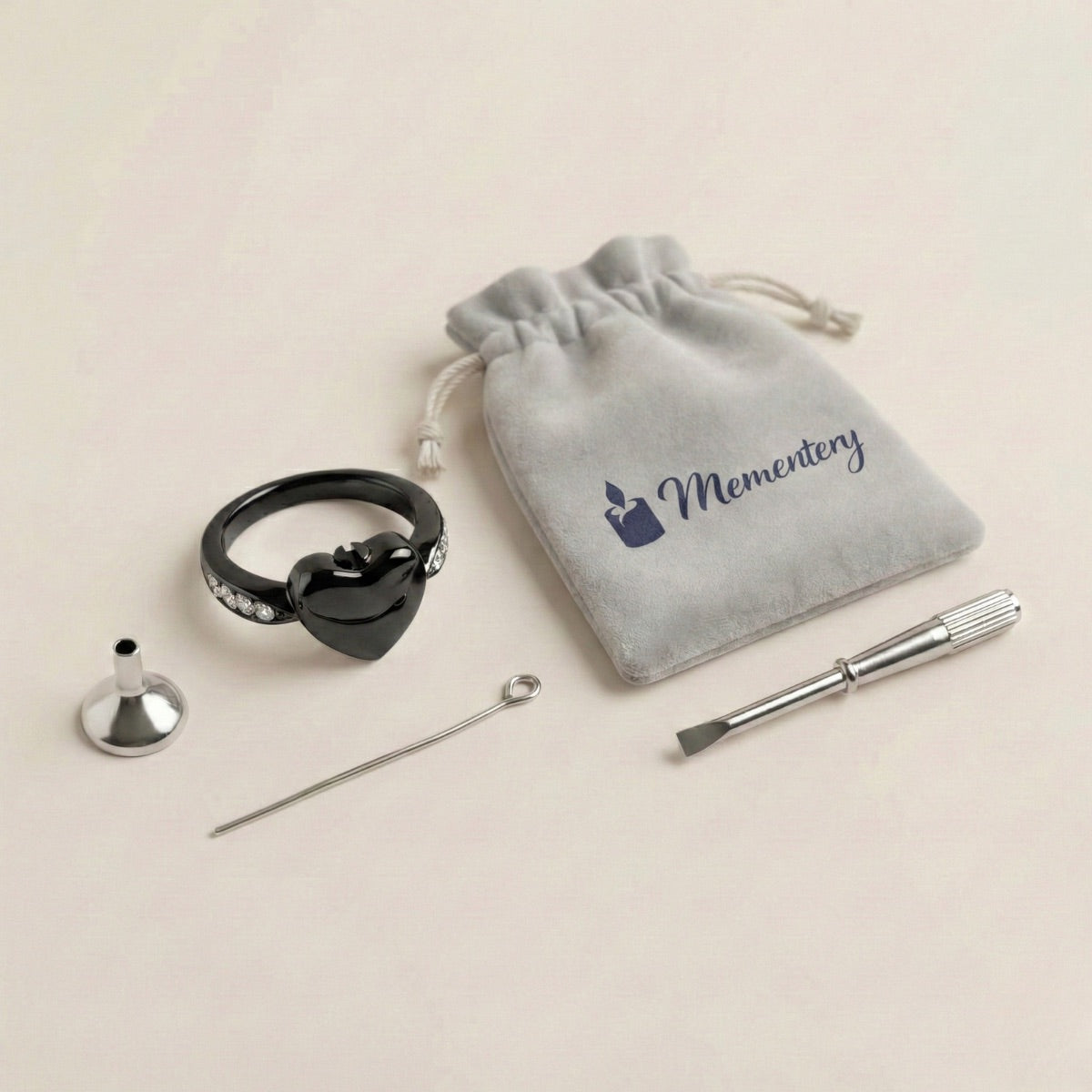 Coffret Mementery avec Bague Cœur du Souvenir urne noir et kit de remplissage inclus