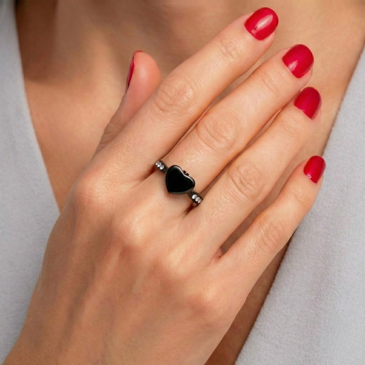 Bague Cœur du Souvenir urne noir portée à la main, bijou discret symbole d’amour et de mémoire