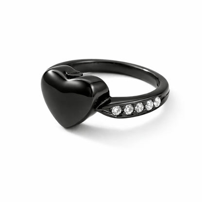 Vue 3/4 de la Bague Cœur du Souvenir urne noir avec design cœur et finition lisse