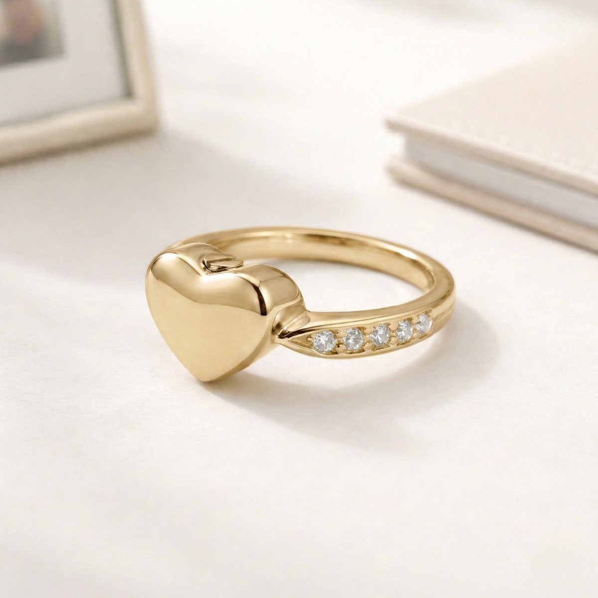 Bague Cœur du Souvenir urne doré présentée dans une ambiance claire et élégante