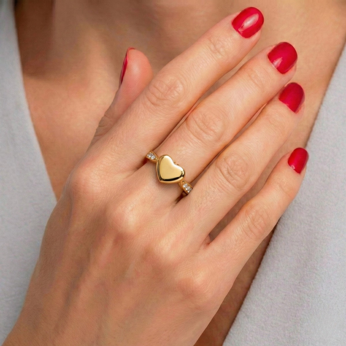 Bague Cœur du Souvenir urne doré portée à la main, bijou discret symbole d’amour et de mémoire