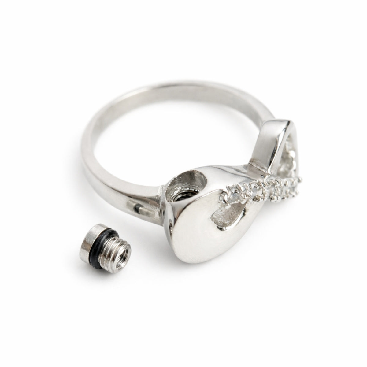 Détail du compartiment interne sécurisé de la Bague Mémoire Infinie urne argenté avec fermeture à vis