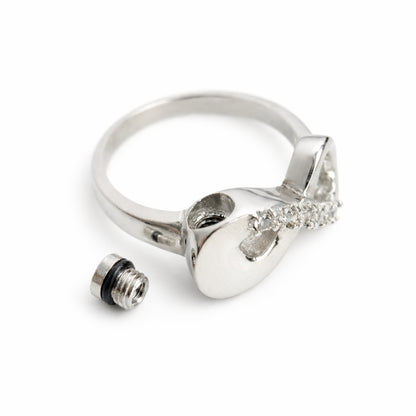 Détail du compartiment interne sécurisé de la Bague Mémoire Infinie urne argenté avec fermeture à vis