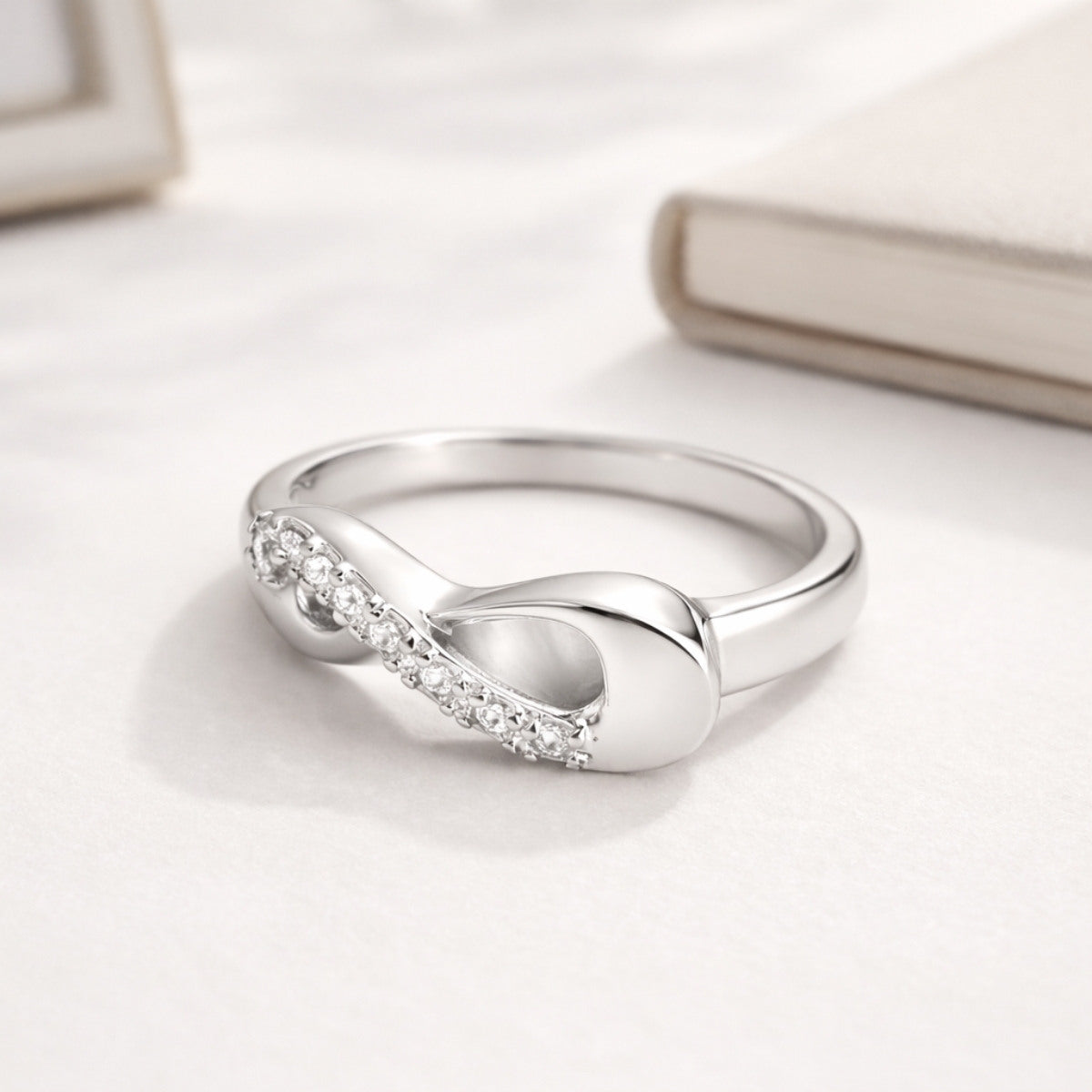 Bague Mémoire Infinie urne argenté présentée dans une ambiance claire et élégante