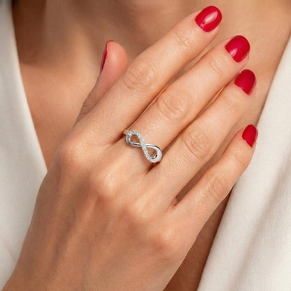 Bague Mémoire Infinie urne argenté portée à la main, bijou discret symbole de lien éternel