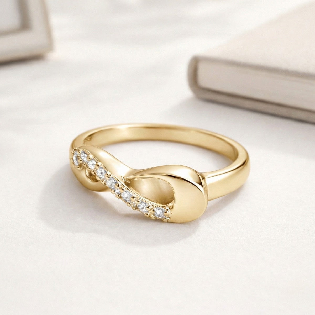 Bague Mémoire Infinie urne doré présentée dans une ambiance claire et élégante