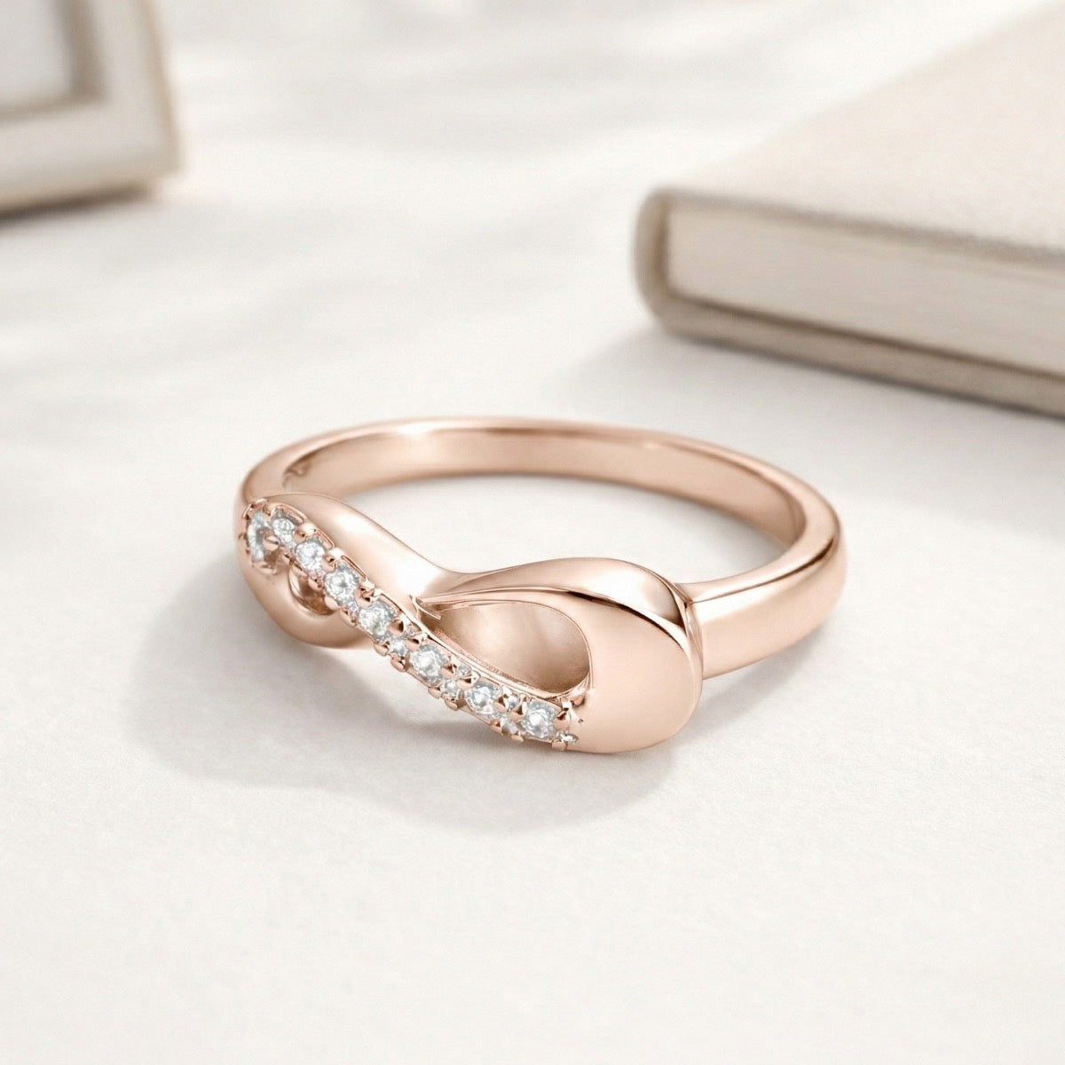 Bague Mémoire Infinie urne rose présentée dans une ambiance claire et élégante