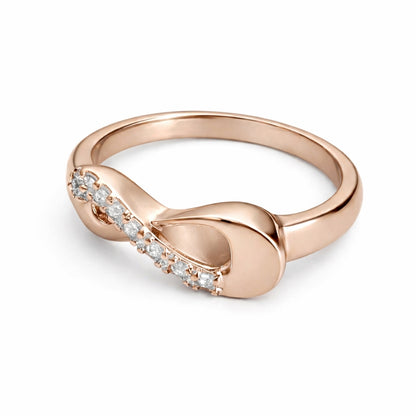 Vue 3/4 de la Bague Mémoire Infinie urne rose avec motif infini et finition lumineuse