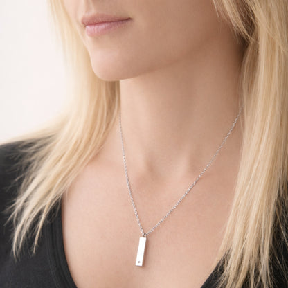 Barre Éclat du Souvenir urne argenté au cou, bijou discret symbole de mémoire et de lien éternel