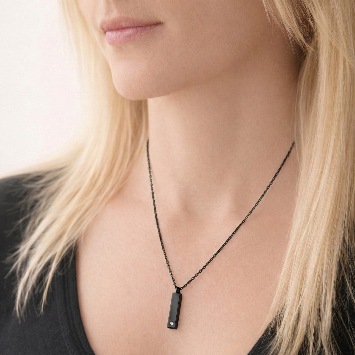 Barre Éclat du Souvenir urne noir au cou, bijou discret symbole de mémoire et de lien éternel