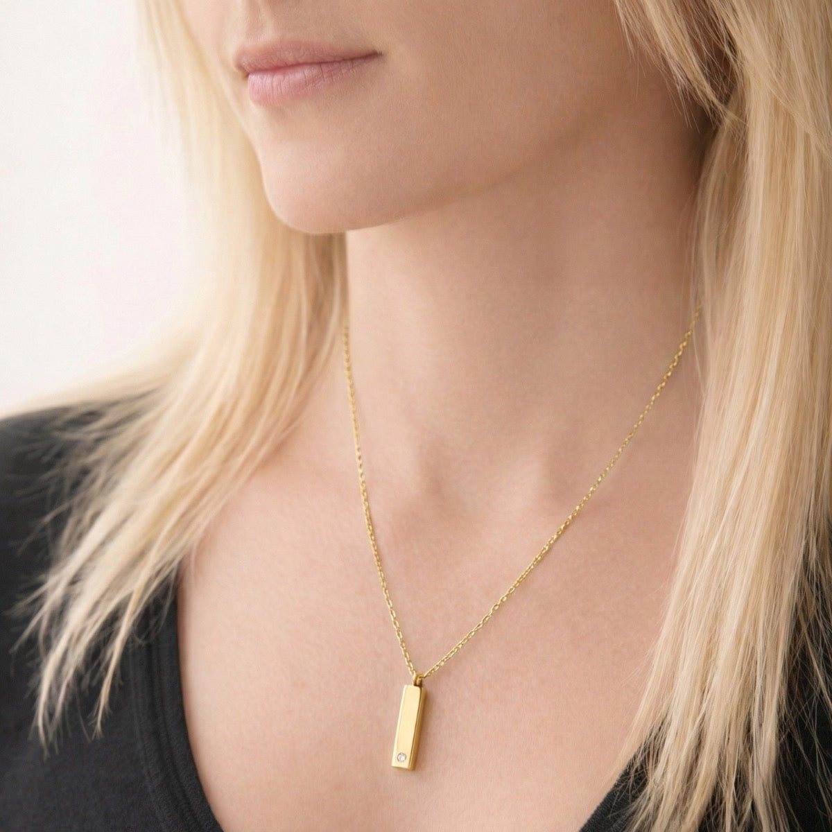 Barre Éclat du Souvenir urne doré au cou, bijou discret symbole de mémoire et de lien éternel