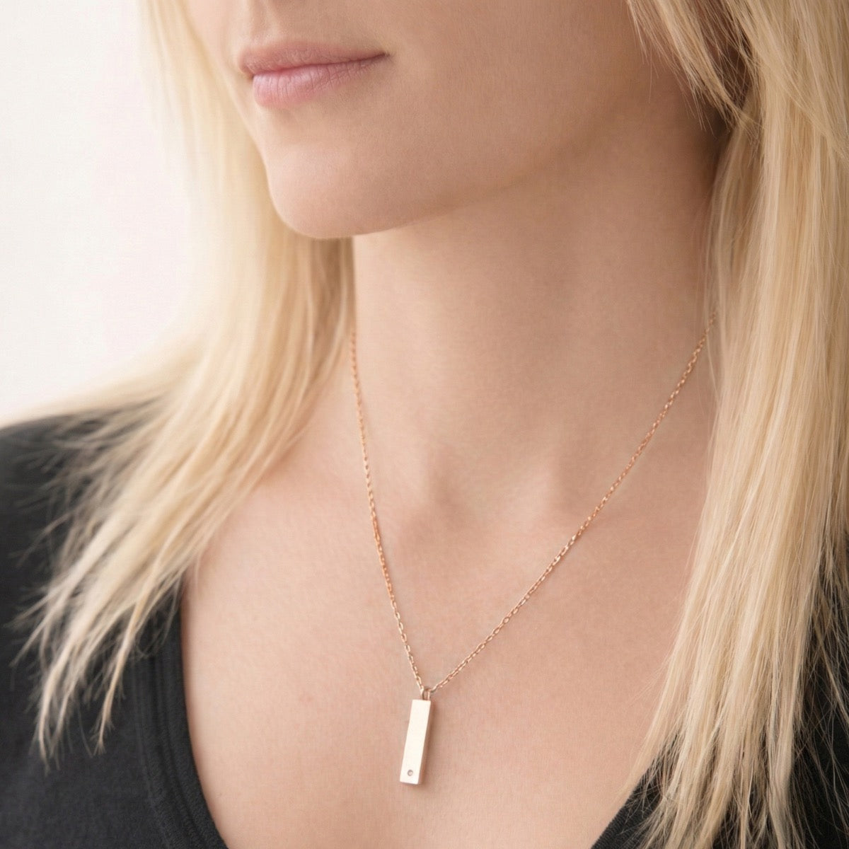 Barre Éclat du Souvenir urne rose au cou, bijou discret symbole de mémoire et de lien éternel