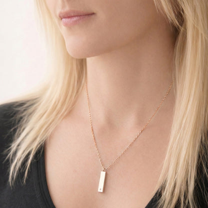 Barre Éclat du Souvenir urne rose au cou, bijou discret symbole de mémoire et de lien éternel