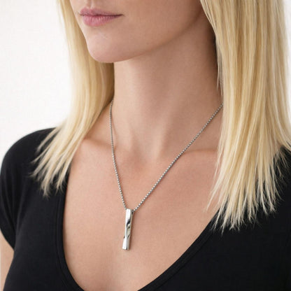 Barre Torsadée Mémoire urne argenté au cou, bijou discret symbole de continuité et de souvenir intime