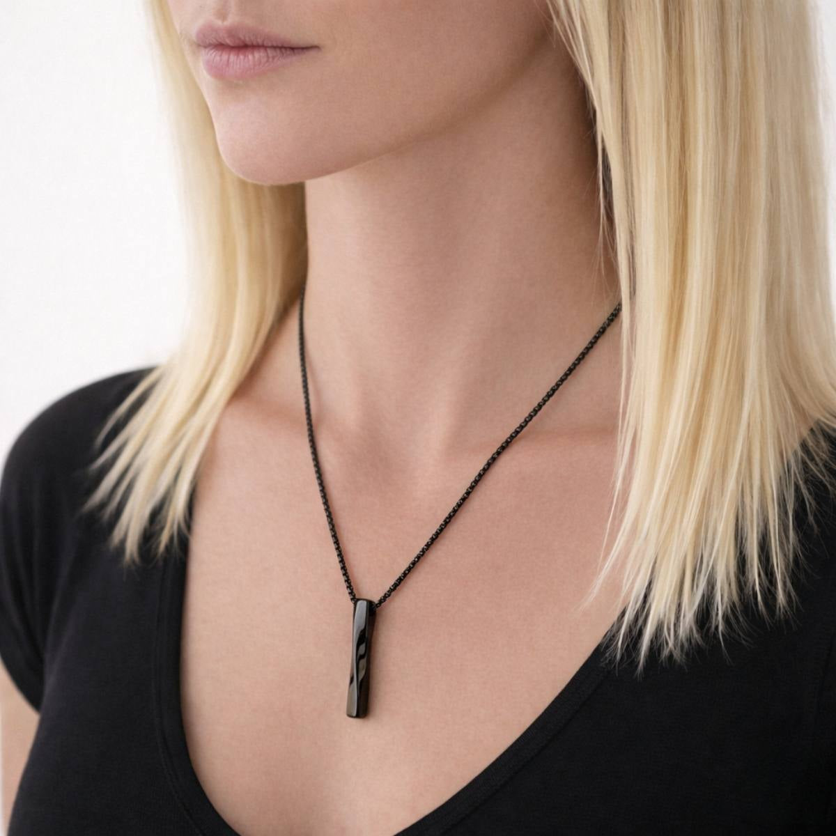 Barre Torsadée Mémoire urne noir au cou, bijou discret symbole de continuité et de souvenir intime