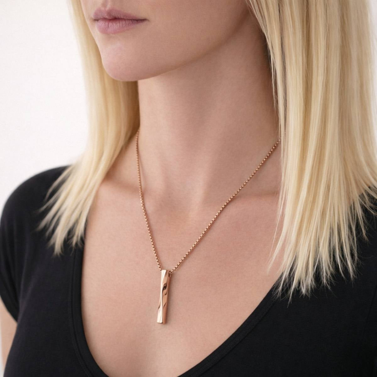 Barre Torsadée Mémoire urne rose au cou, bijou discret symbole de continuité et de souvenir intime
