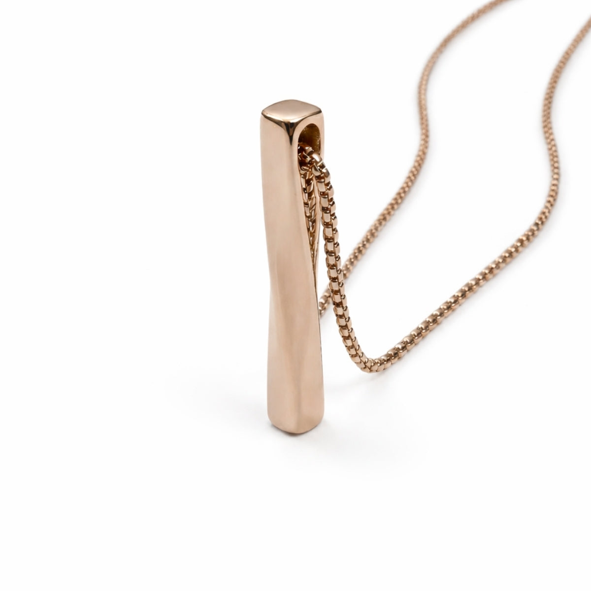Vue 3/4 de la Barre Torsadée Mémoire urne rose avec design torsadé et finition lumineuse