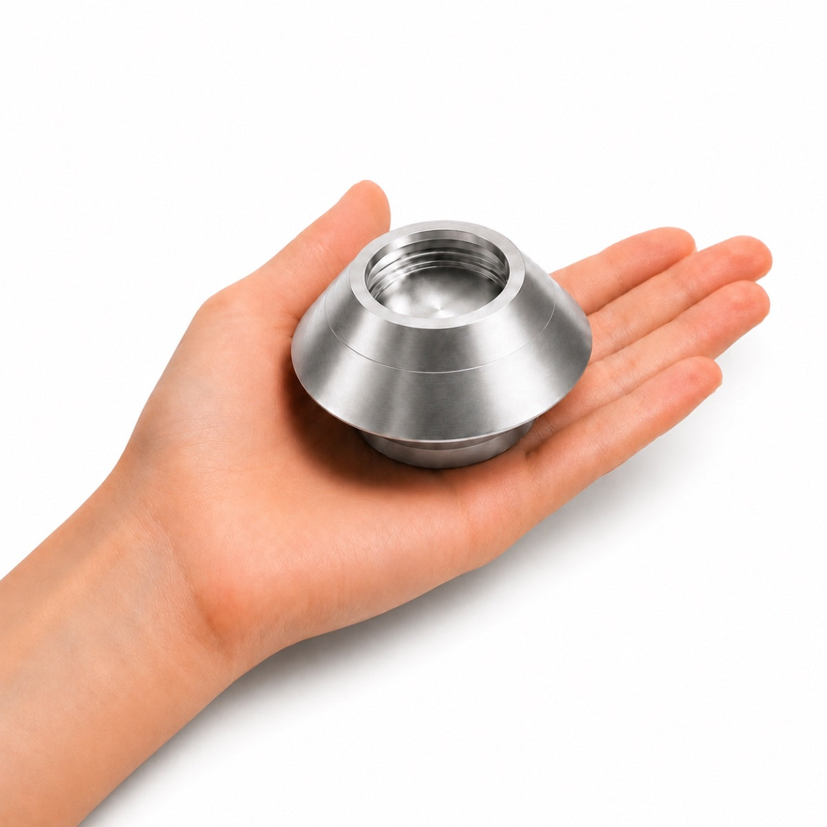 Bougie souvenir argenté tenue dans une main montrant son format compact et élégant