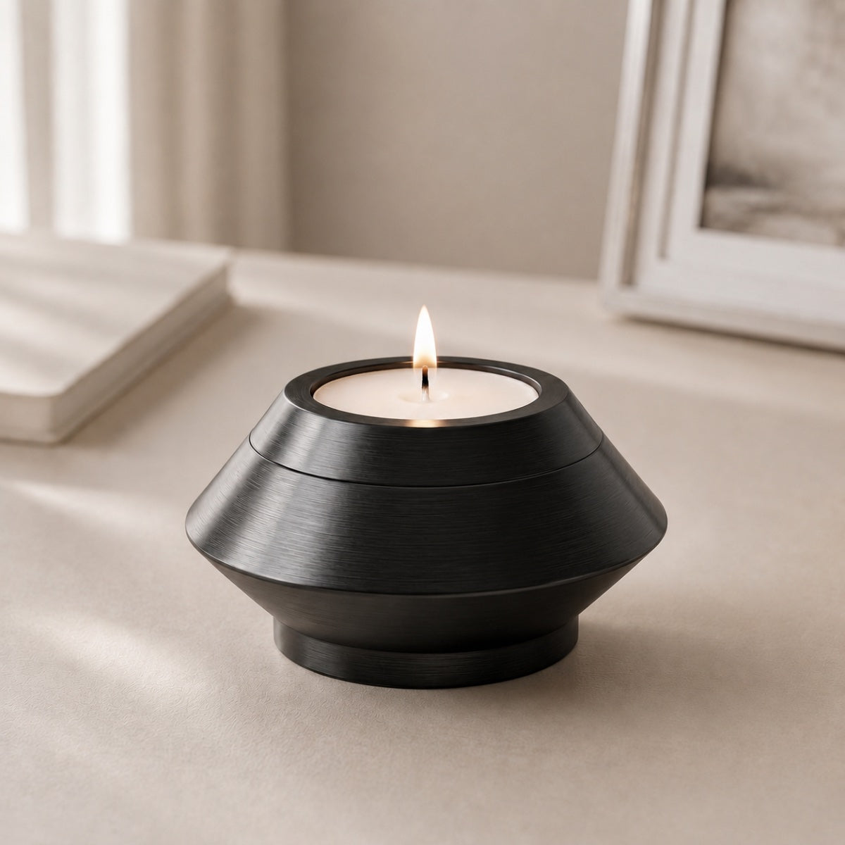 Bougie souvenir noir en acier inoxydable dans une ambiance intérieure élégante et apaisante
