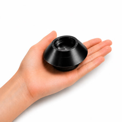 Bougie souvenir noir tenue dans une main montrant son format compact et élégant