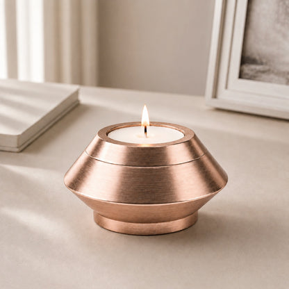 Bougie souvenir rose en acier inoxydable dans une ambiance intérieure élégante et apaisante