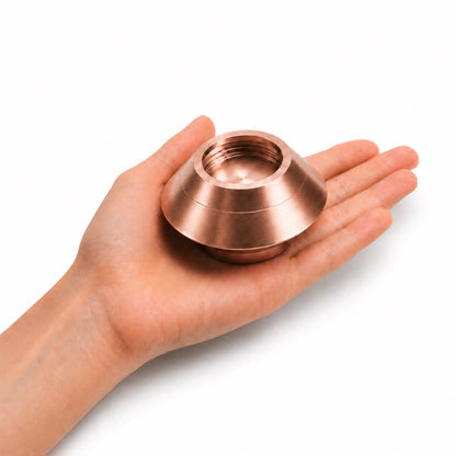 Bougie souvenir rose tenue dans une main montrant son format compact et élégant