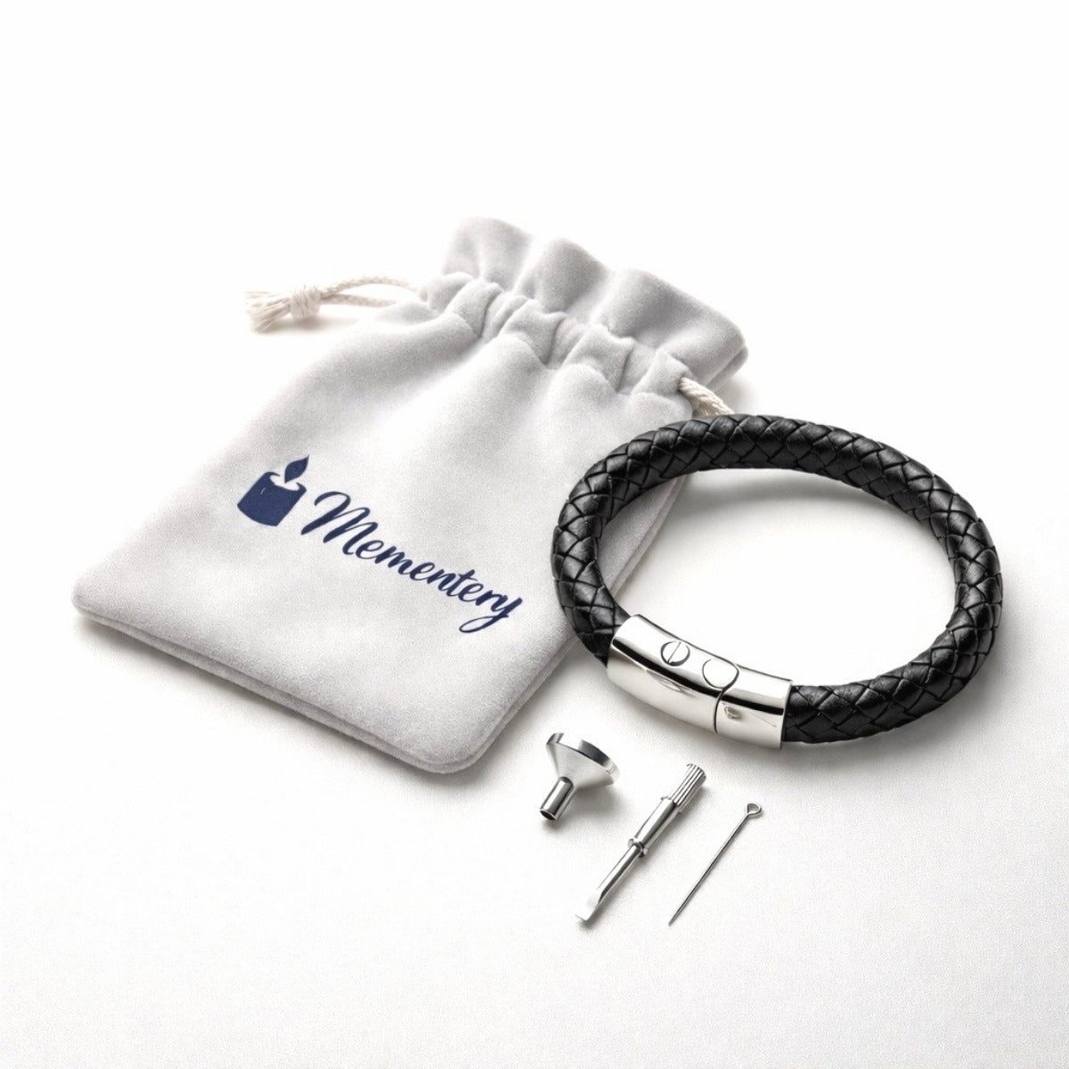 Coffret Mementery avec bracelet en cuir et acier argenté, pochon velours et kit de remplissage inclus
