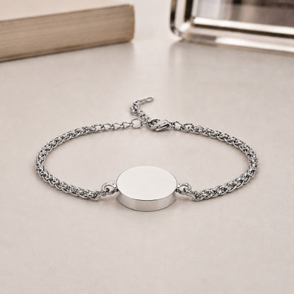 Bracelet cercle en acier inoxydable argenté dans une ambiance douce et minimaliste