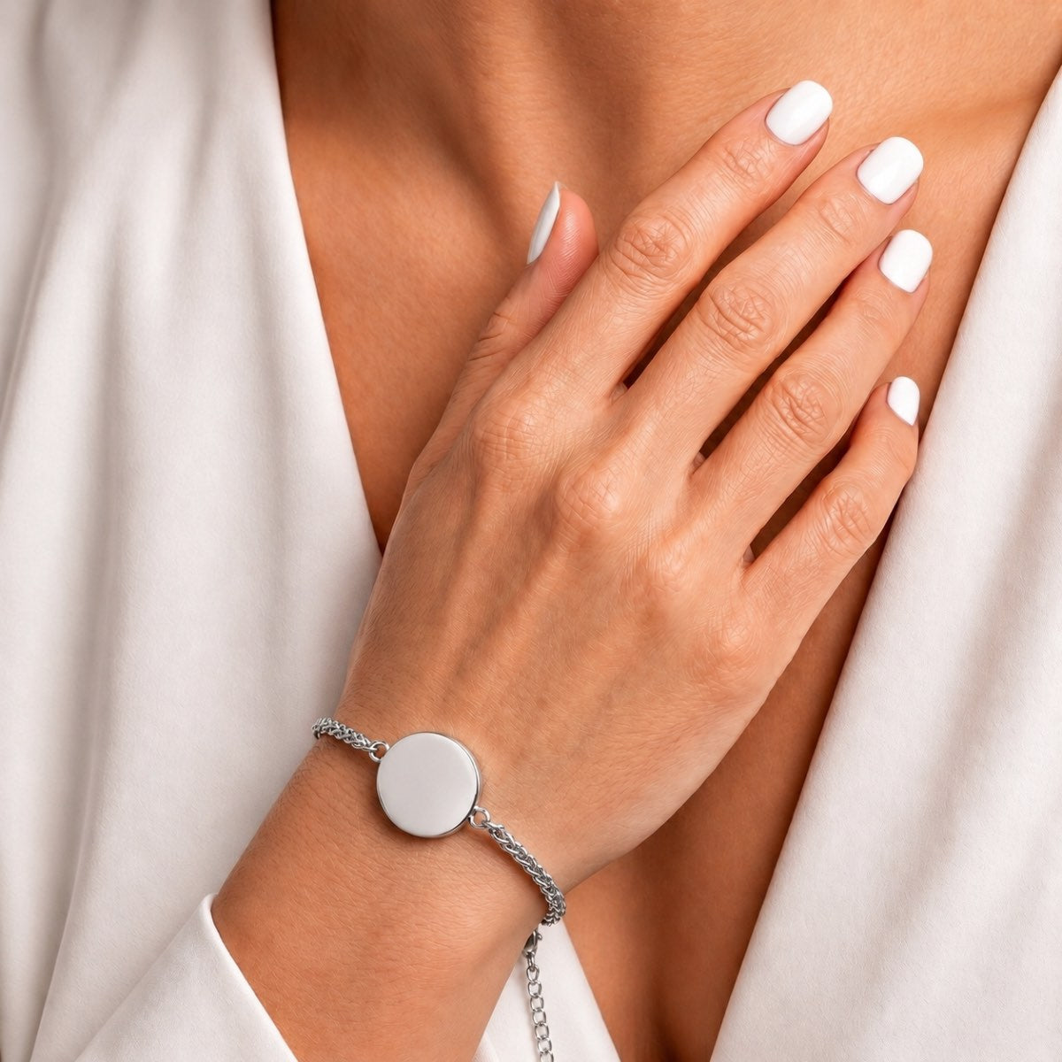 Bracelet cercle argenté au poignet – bijou symbolique discret Mementery