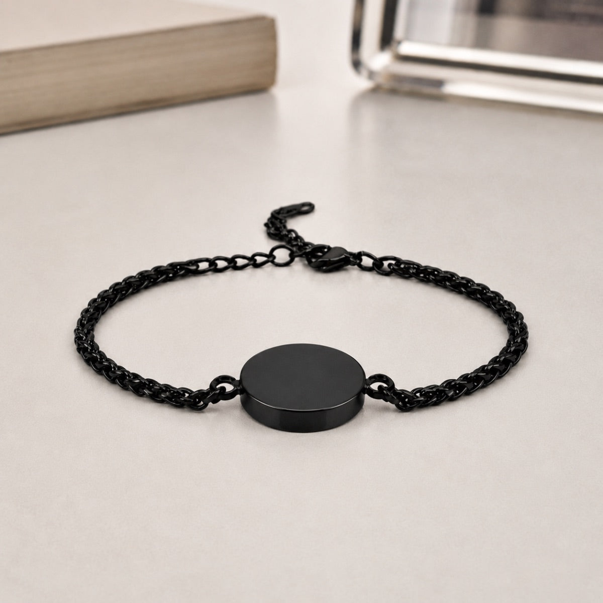 Bracelet cercle en acier inoxydable noir dans une ambiance élégante et minimaliste