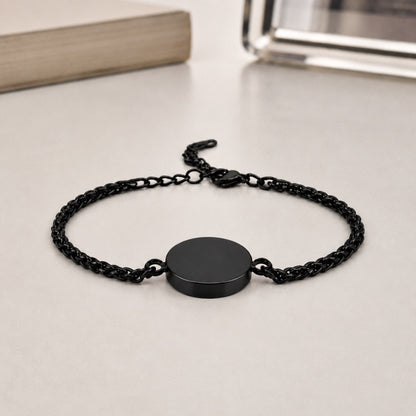 Bracelet cercle en acier inoxydable noir dans une ambiance élégante et minimaliste