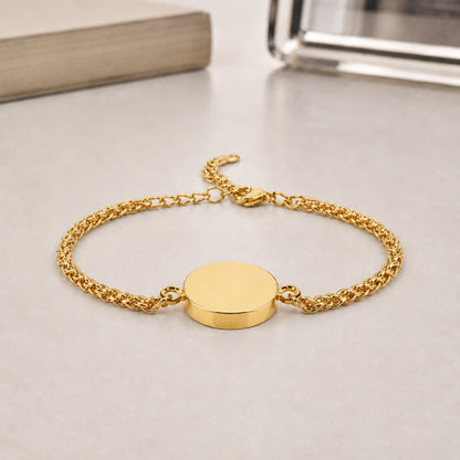 Bracelet cercle en acier inoxydable doré dans une ambiance élégante et minimaliste