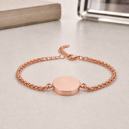 Bracelet cercle en acier inoxydable rose dans une ambiance élégante et minimaliste