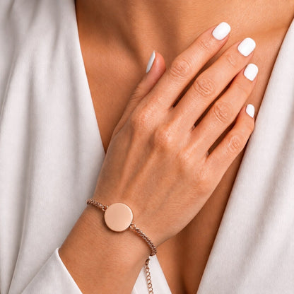 Bracelet cercle rose au poignet – bijou symbolique discret Mementery