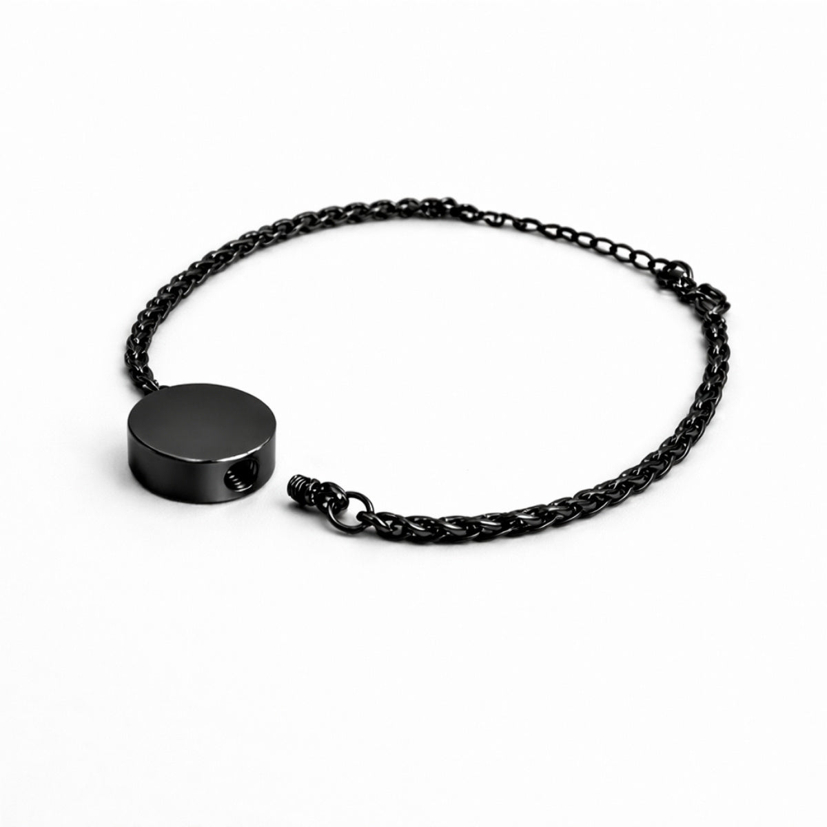 Détail du compartiment sécurisé du bracelet cercle urne en acier inoxydable noir