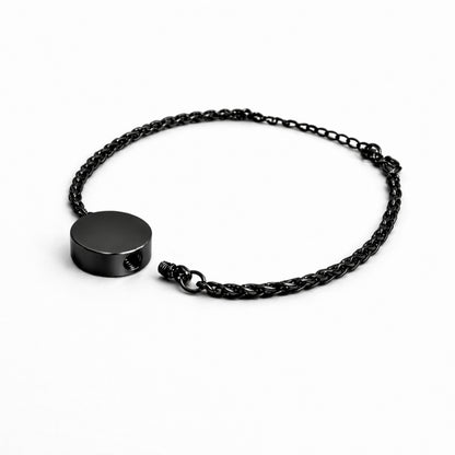 Détail du compartiment sécurisé du bracelet cercle urne en acier inoxydable noir