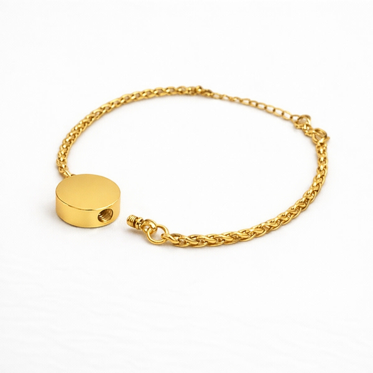 Détail du compartiment sécurisé du bracelet cercle urne en acier inoxydable doré