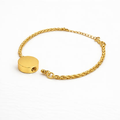 Détail du compartiment sécurisé du bracelet cercle urne en acier inoxydable doré