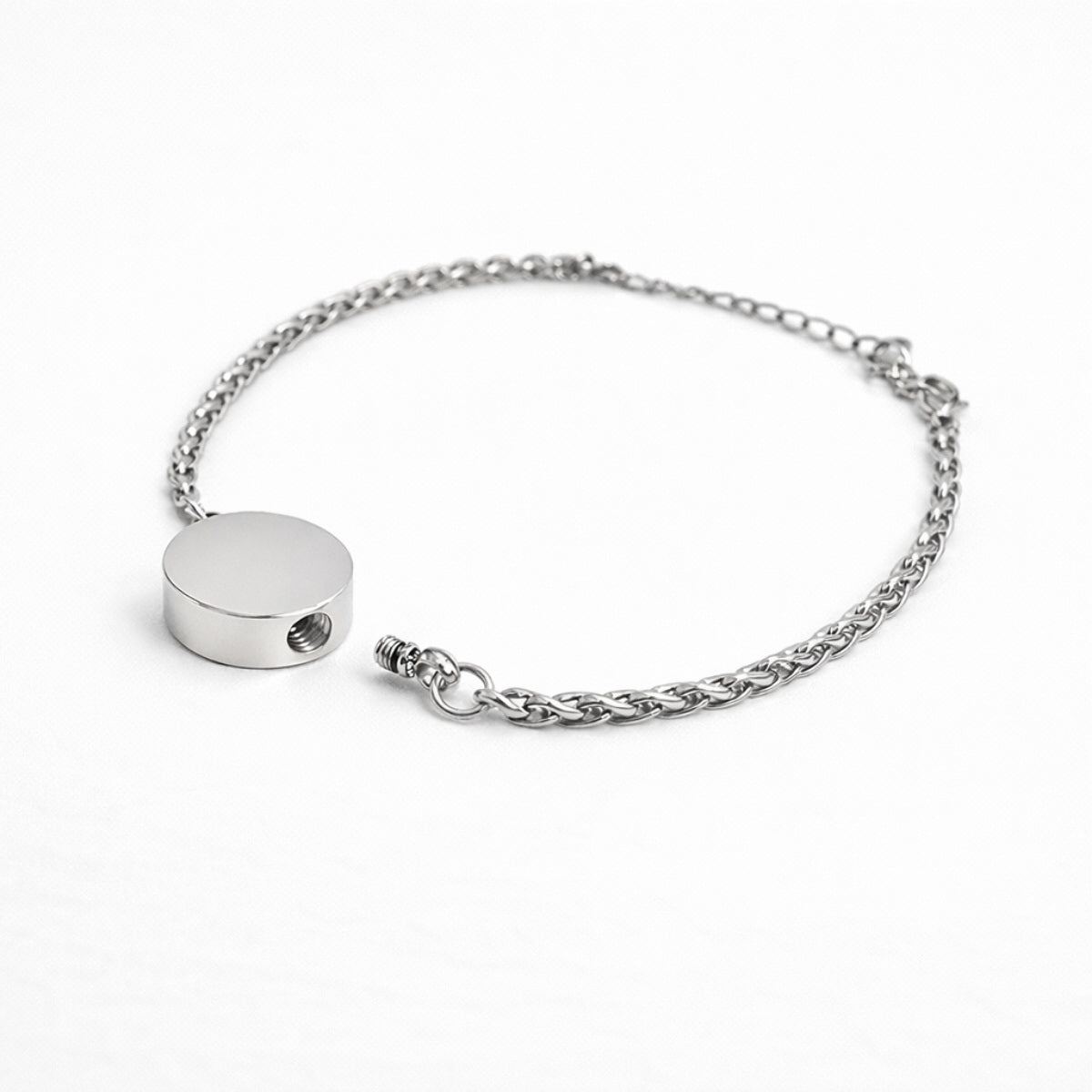 Détail du compartiment sécurisé du bracelet cercle urne en acier inoxydable argenté