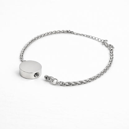 Détail du compartiment sécurisé du bracelet cercle urne en acier inoxydable argenté