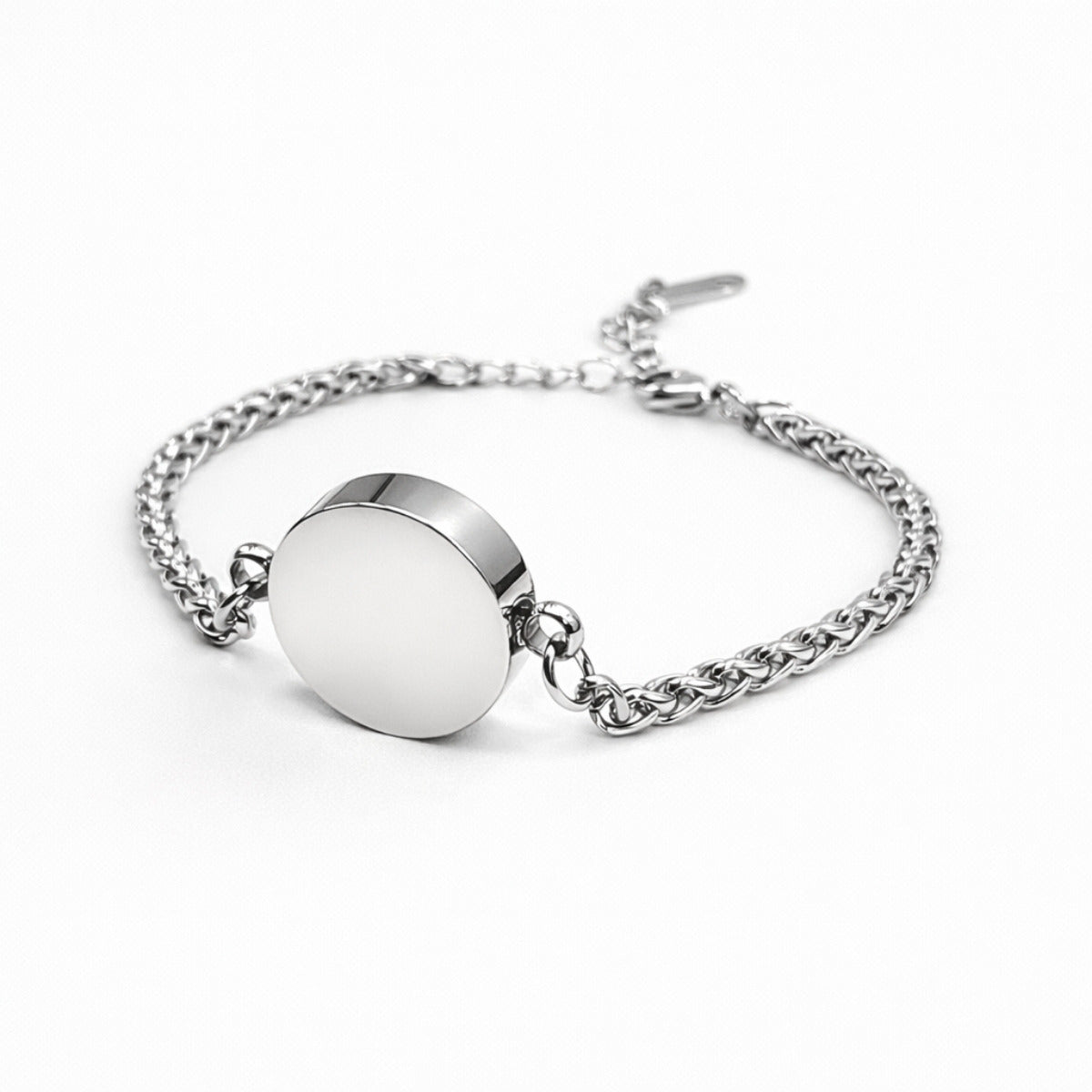 Vue 3/4 du bracelet cercle urne en acier inoxydable argenté mettant en valeur son volume et son compartiment intégré
