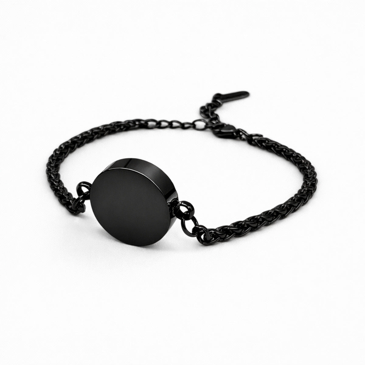 Vue 3/4 du bracelet cercle urne en acier inoxydable noir mettant en valeur son volume et son compartiment intégré
