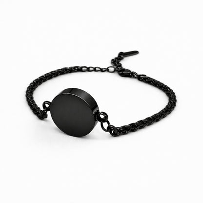Vue 3/4 du bracelet cercle urne en acier inoxydable noir mettant en valeur son volume et son compartiment intégré